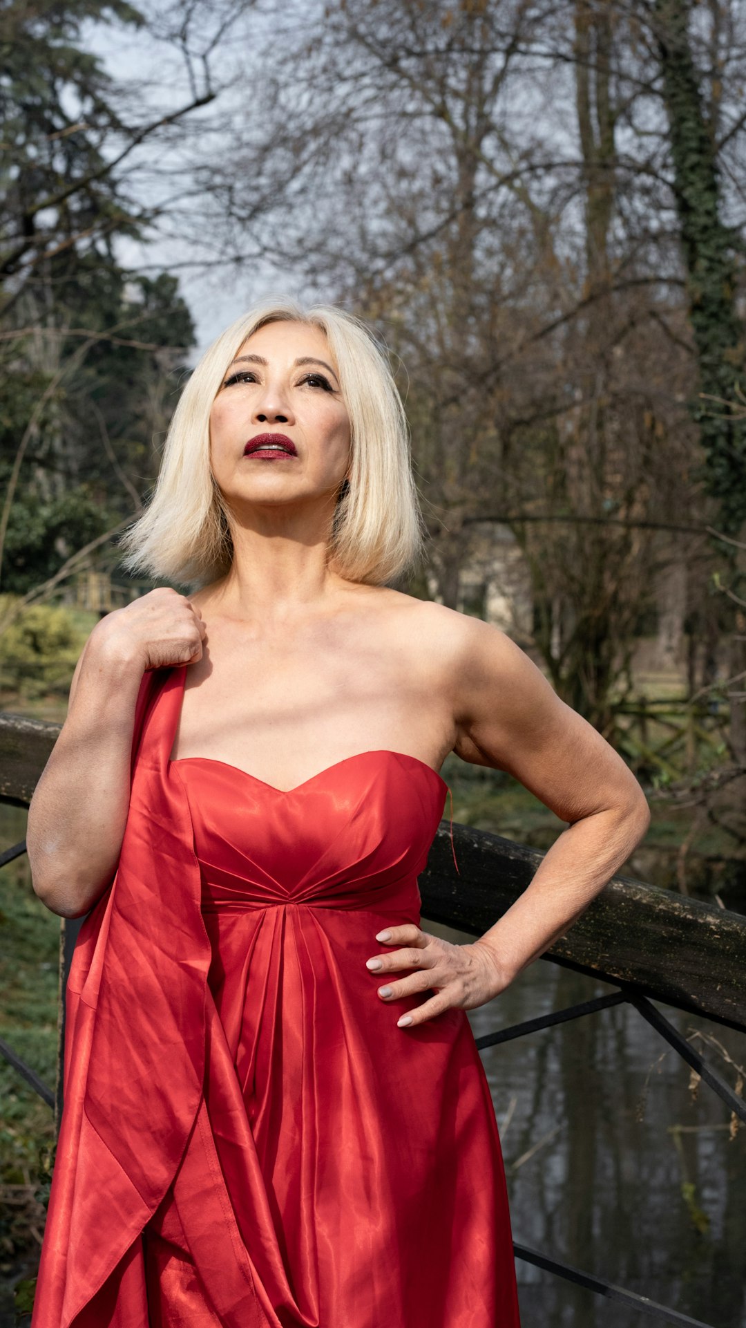 避免尴尬话题的必要性与幽默时刻的分享