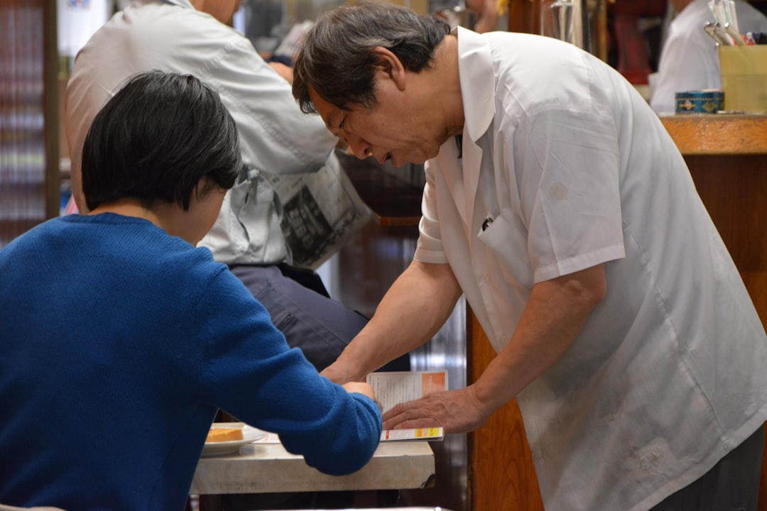 如何优雅地应对尴尬的赞美和停顿