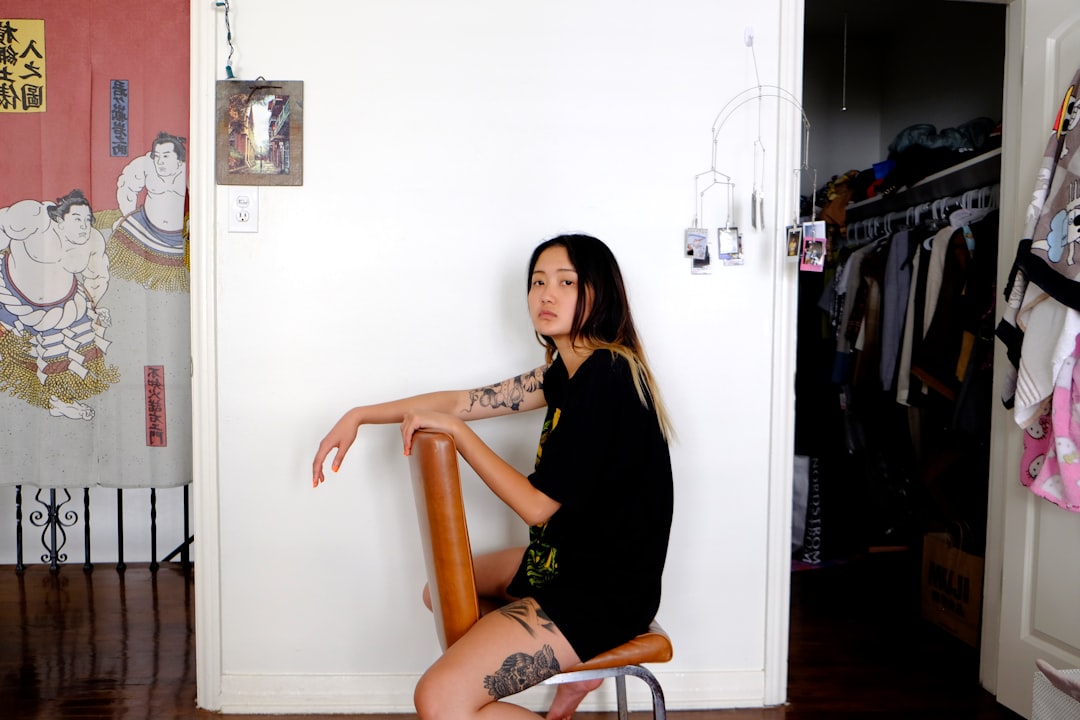 即兴聊天创造难忘故事的原因和机制